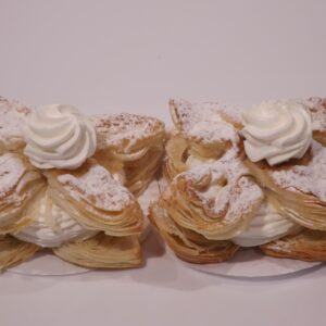 Folhado Recheado com Chantilly
