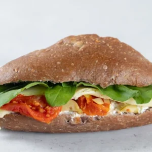 Lanche de Ricota c/ Tomate Seco no Pão de Nozes